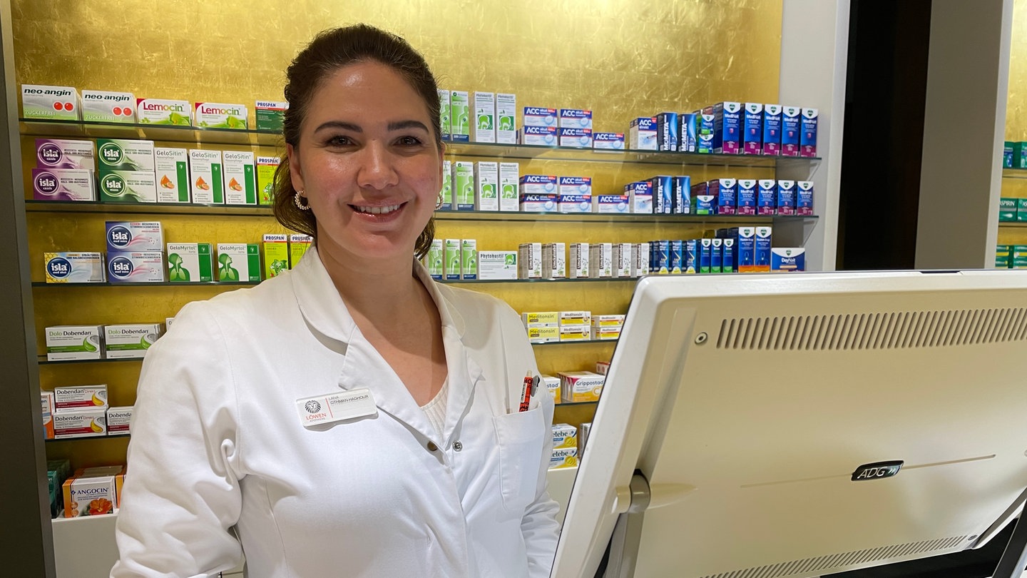 Apothekerin Lana Othman-Haghour bei der Arbeit in der Apotheke