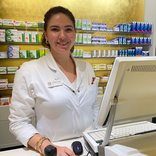 Apothekerin Lana Othman-Haghour bei der Arbeit in der Apotheke