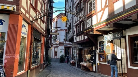 Weihnachtlich geschmückte Straßen in Bernkastel-Kues an der Mosel. 