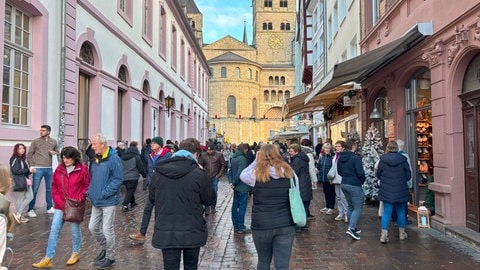 In der Trierer Innenstadt läuft das Weihnachtsgeschäft an. Viele Händler hoffen auf einen guten Umsatz. 