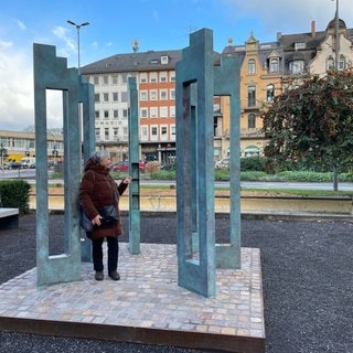 Die zentrale Gedenkstätte in Trier naher der Porta Nigra erinnert an die Amokfahrt am 1. Dezember 2020. Sie besteht aus sechs Bronze-Stelen.