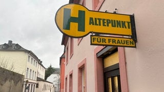 Immer mehr Menschen kommen in die Notunterkunft des Café Haltepunkt in Trier.