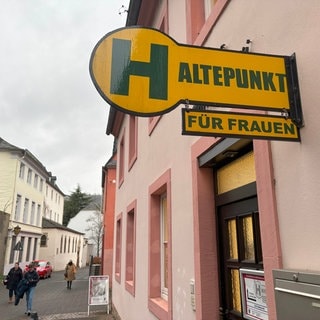 Immer mehr Menschen kommen in die Notunterkunft des Café Haltepunkt in Trier.