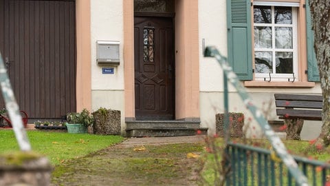 Im Hennenhaus wohnt Silvia Jakobs. Sie wird aber im Dorf Hennen Silvia genannt, ganz nach ihrem Hausnamen. Der übrigens immer vor dem Vornamen genannt wird. Am Briefkasten steht der Familienname, darunter schon von weitem sichtbar - der Hausname.