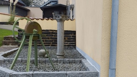 Das "Pettisch-Haus" weist auf einen tiefen Brunnen hin, der sogar in trockenen Sommern Wasser führt. Der Brunnen wurde mit einer Platte verschlossen und ist nicht mehr zu erkennen. Der Kies verdeckt die Platte.