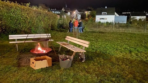 Auf dem Gelände rund um den Offenen Treff Hillesheim grillen die Jugendlichen und spielen Verstecken.