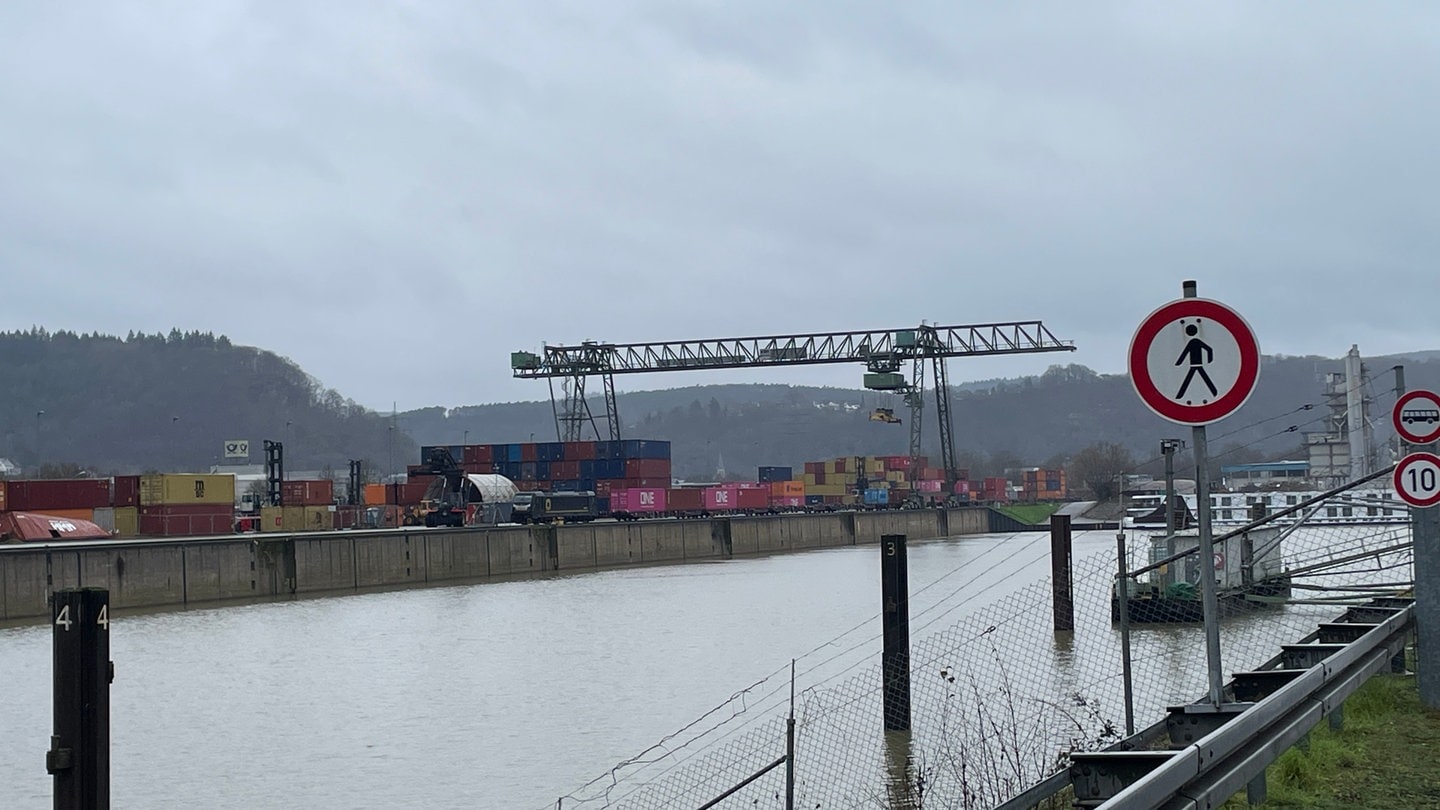 Nach einem Schiffsunfall an einer Schleuse auf der Mosel ist auch der Trierer Hafen betroffen. Auf der Mosel können in den kommenden Monaten wegen der Reparaturarbeiten keine Schiffe fahren.