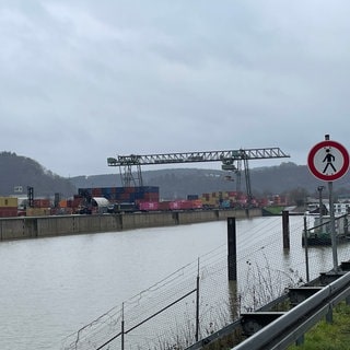 Nach einem Schiffsunfall an einer Schleuse auf der Mosel ist auch der Trierer Hafen betroffen. Auf der Mosel können in den kommenden Monaten wegen der Reparaturarbeiten keine Schiffe fahren.