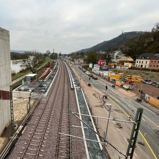 Auf der Weststrecke der Bahn in Trier sollen im März die ersten Personenzüge wieder fahren können.