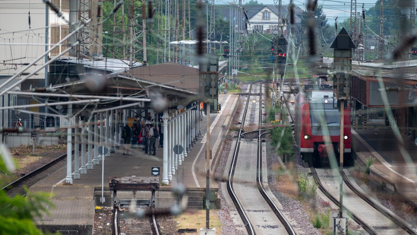 Im Hauptbahnhof Trier ist ein Mensch ins Gleisbett gefallen und von einem Zug überfahren worden.