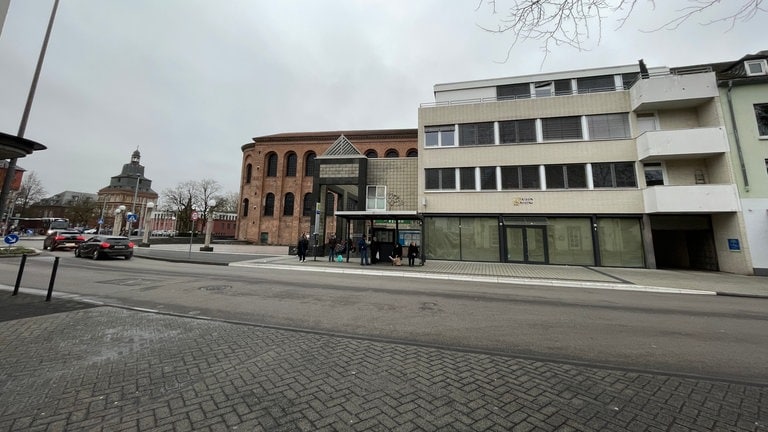 Heute versperrt an dieser Stelle ein Neubau den freien Blick auf die Basilika.