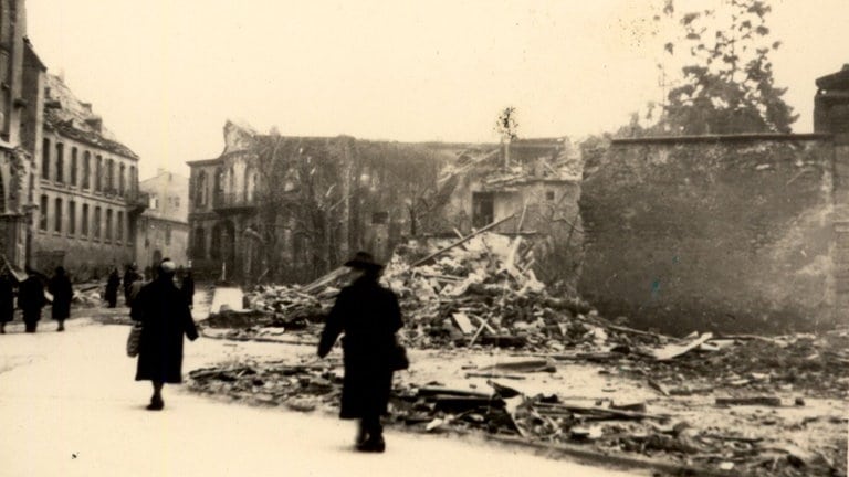 Viele historische Gebäude im Umfeld des Trierer Doms wurden bei den Dezemberangriffen 1944 zerstört.