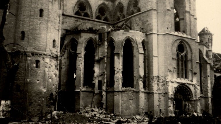 Die Liebfrauenkirche neben dem Trierer Dom nach den Bombenangriffen am 19. Dezember 1944.