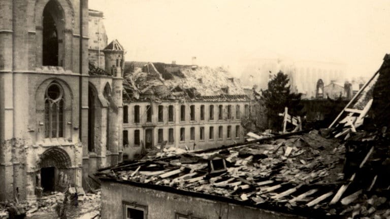 Blick auf die zerstörte Liebfrauenkirche und die daneben liegende Bischofsresidenz.