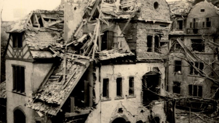 Blick auf ein zerstörtes Haus in der Deworastraße am 19. Dezember 1944.