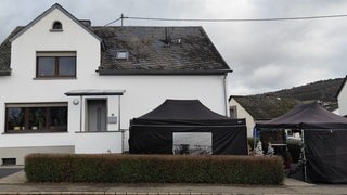 In Schöndorf im Kreis Trier-Saarburg hat ein Man mit einem Luftgewehr während einer Adventsfeier eine Frau schwer verletzt. 