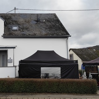 In Schöndorf im Kreis Trier-Saarburg hat ein Man mit einem Luftgewehr während einer Adventsfeier eine Frau schwer verletzt. 