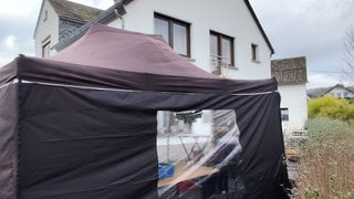 In Schöndorf (Verbandsgemeinde Ruwer) soll ein Mann eine Frau mit einem Luftgewehr beschossen und am Nacken verletzt haben.