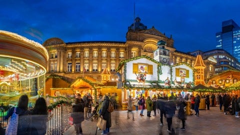 Immer gut besucht: Der Weihnachtsmarkt auf dem Victoria Square in Birmingham. Im Hintergrund das Rathaus von Birmingham.