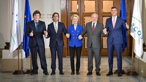 Der argentinische Präsident Javier Milei, der uruguayische Präsident Luis Lacalle Pou, Ursula von der Leyen und der brasilianische Präsident da Silva posieren für ein Bild auf dem EU-Mercosur-Treffen.