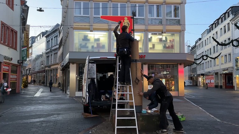 Eine neue Stahlkonstruktion soll die Fahne des Trierer Prangers vor möglichem Vandalismus besser schützen. 