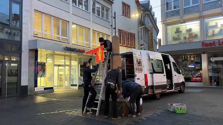 Beim Wiederaufbau des Prangers in Trier muss jeder Handgriff sitzen. Dabei kommt es oft auf wenige Millimeter an. 