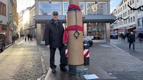 Karlheinz Scheurer ist Vorsitzender der Trierer Gesellschaft. Er findet, es ist wichtig, den Pranger in Trier besser vor möglichen Vandalismus zu schützen. 