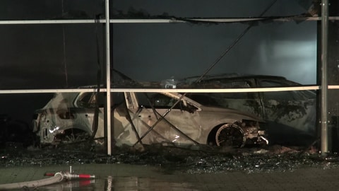 Durch ein Feuer sind in einem Autohaus in Bitburg etliche Autos zerstört worden.