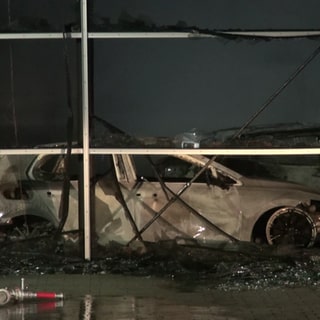 Durch ein Feuer sind in einem Autohaus in Bitburg etliche Autos zerstört worden.