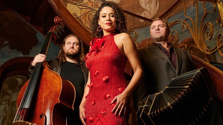 Das Stephany Ortega Trio gibt ein Tangokonzert in Kloster Machern.