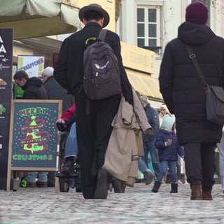 Menschen laufen durch eine Fußgängerzone in der Innenstadt von Trier. Nach Weihnachten war Umtauschen und Shoppen angesagt.