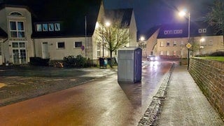 Ein WC mitten auf der Straße: In der Region Trier gab es 2024 viele ausgefallene und skurrile Schlagzeilen.