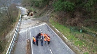 Start der Aufräumarbeiten nach einem Hangrutsch auf der B53 bei Traben-Trarbach.