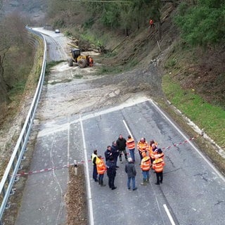 Start der Aufräumarbeiten nach einem Hangrutsch auf der B53 bei Traben-Trarbach.