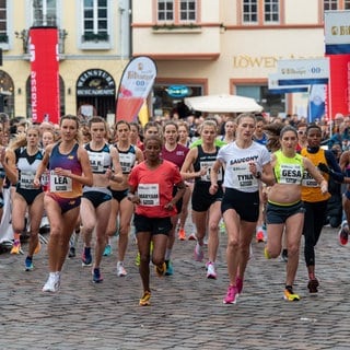 Rund 2.700 Teilnehmerinnen und Teilnehmer werden beim Silvesterlauf 2024 in Trier erwartet.