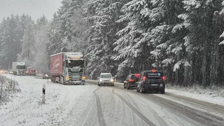 Bei Schnee blieben im Hunsrück Lkw stecken