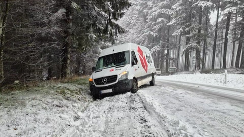 Zwischen Hinzerath und Bruchweiler ist ein Pakettransporter in den Graben gerutscht