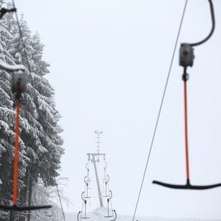 Zwei Kinder sind im österreichischen Mittelberg von einem Schlepplift gegen ein über die Straße fahrendes Auto gezogen und verletzt worden. Eines der Kinder stammt aus Konz (Kreis Trier-Saarburg).