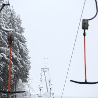 Zwei Kinder sind im österreichischen Mittelberg von einem Schlepplift gegen ein über die Straße fahrendes Auto gezogen und verletzt worden. Eines der Kinder stammt aus Konz (Kreis Trier-Saarburg).