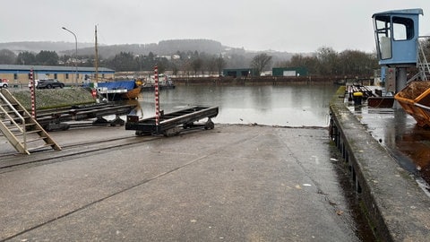 Das 80 Tonnen schwere Schleusentor wird mit einem Kran verladen. Mit einem Schiff geht es am 14. Januar von Trier nach Müden.