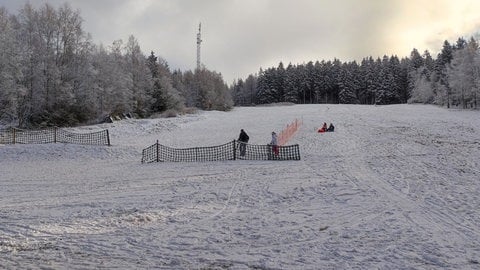 Der Lift am Dollberg bleibt erstmal zu, weil dort zum Skifahren zu wenig Schnee liegt. Schlittenfahren ist aber definitiv möglich.