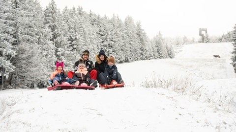 Für das Skifahren reicht der Schnee am Erbeskopf nicht, aber eine Schlittenfahrt ist drin. 