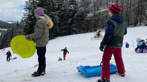 Kinder beim Rodeln in der Wolfsschlucht.