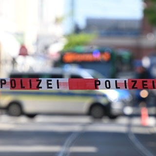 Symbolbild: Ein Absperrband der Polizei flattert im Wind | Nach einem Messerangriff in Bernkastel-Kues sucht die Polizei nach zwei Unbekannten