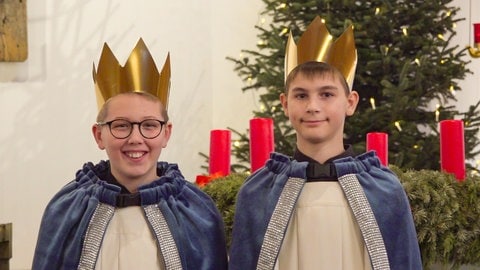 Johannes (11) und Felix (12) (v.l.) freuen sich sehr auf die Reise ins Bundeskanzleramt.