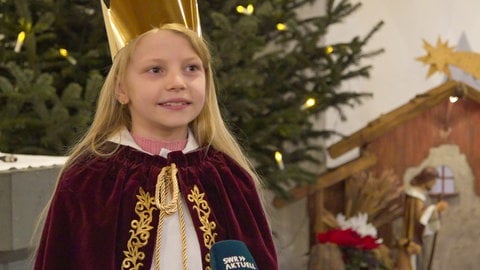 Elsa (9) ist die jüngste der Trierer Sternsinger, die Olaf Scholz den Segen bringen.