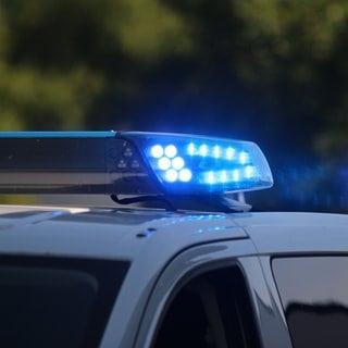 In Schillingen im Kreis Trier-Saarburg haben unbekannte Täter laut Polizei einen Geldautomaten gesprengt. 