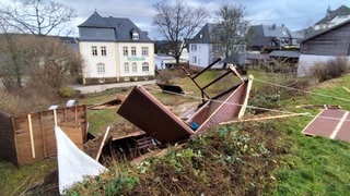 Bei starken Sturmböen über der Region Trier ist in Hermeskeil eine Not-Bushaltestelle weggerrissen worden. Dabei sind auch Menschen verletzt worden.