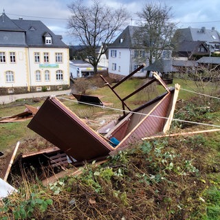 Bei starken Sturmböen über der Region Trier ist in Hermeskeil eine Not-Bushaltestelle weggerrissen worden. Dabei sind auch Menschen verletzt worden.