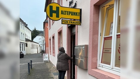 Ute Schmidt ist psychisch krank. Sie besucht das Café Haltepunkt in Trier jede Woche, um sich in ihrer Notlage beraten zu lassen.